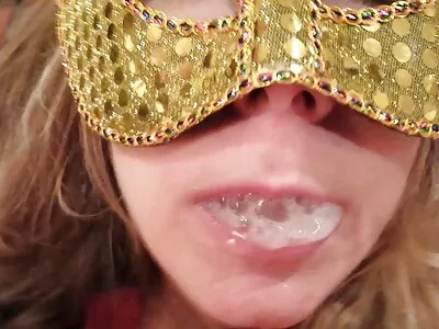 بالغ عورت باتھ روم میں fucks