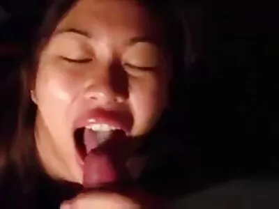 لڑکی کے منہ میں کوڑا