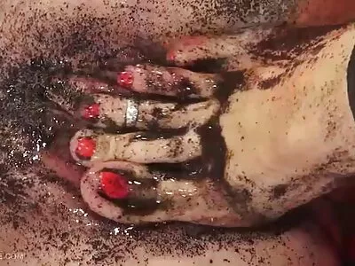 اس نے اپنی گرل فرینڈ کو بستر میں چدوایا اور آرام کیا۔