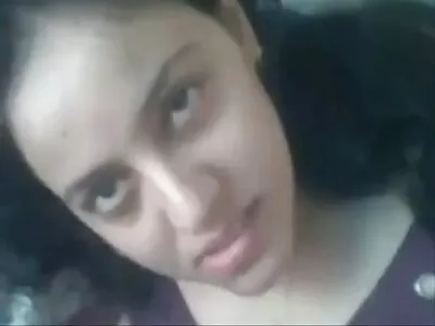 عورت کی چولی میں داخل ہو کر آرام سے۔