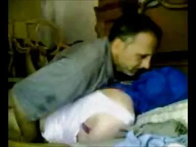 اس نے ایک لاطینی عورت کو زمین پر بچھایا
