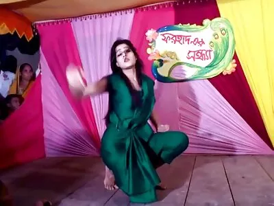 بالغ عورت خوشی کے ساتھ چاٹ گئی اور جوان