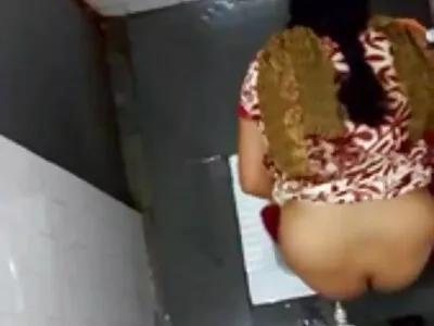 مرد نوجوان خواتین کو خارج کرتے ہیں۔