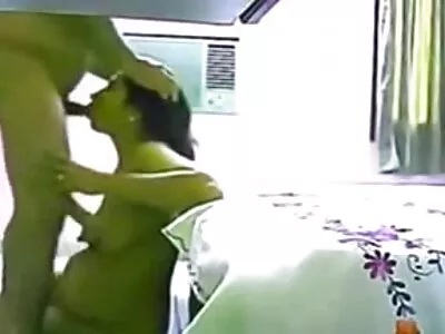 اس کے سنہرے بالوں والی کو بیڈ پر لیٹانا
